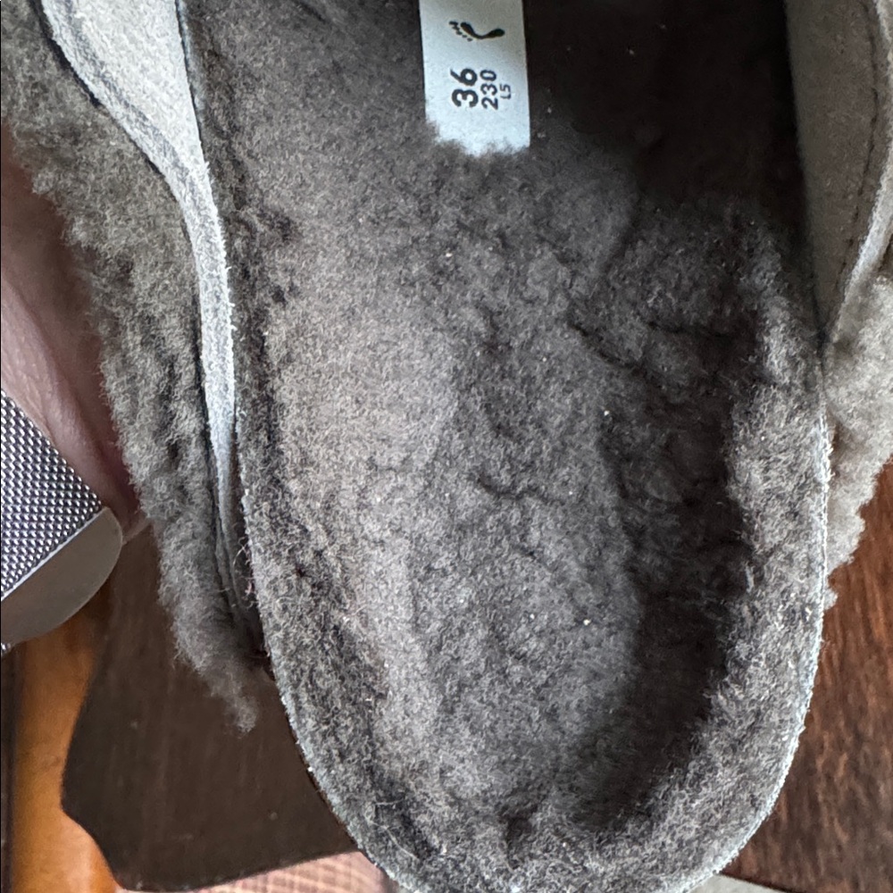 Birkenstock Arizona Split Teddy Rivet Logo. Size 36 (US 5.0). Very gently used. - Picture 11 of 12